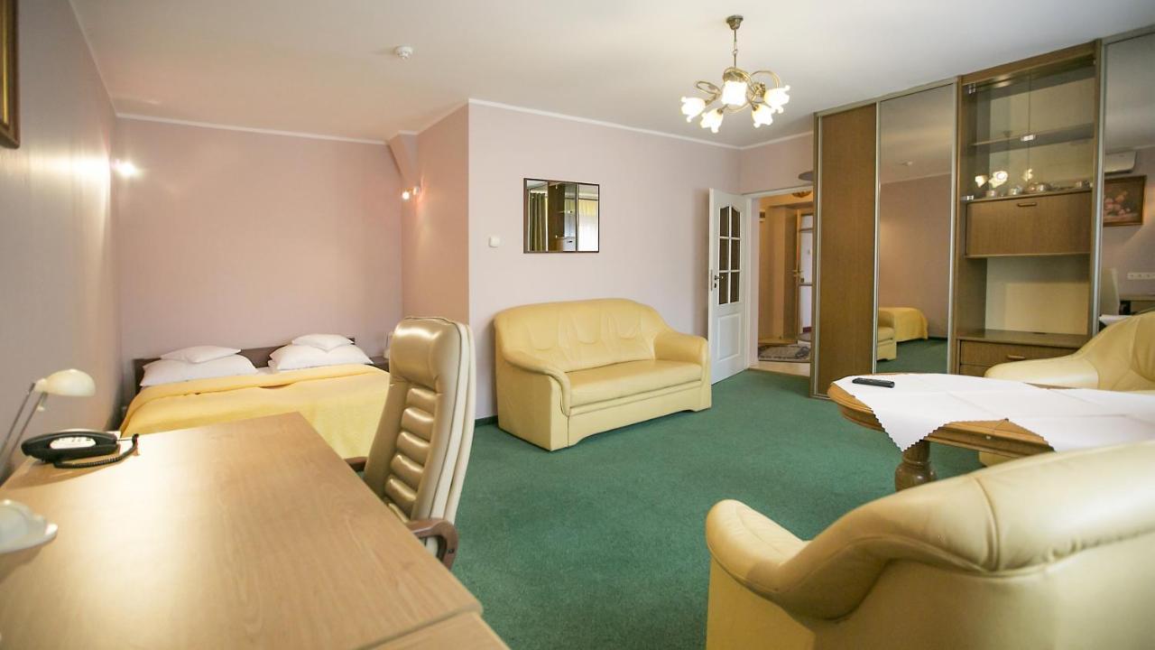 Hotel Unibus Bielsk Podlaski Exteriör bild