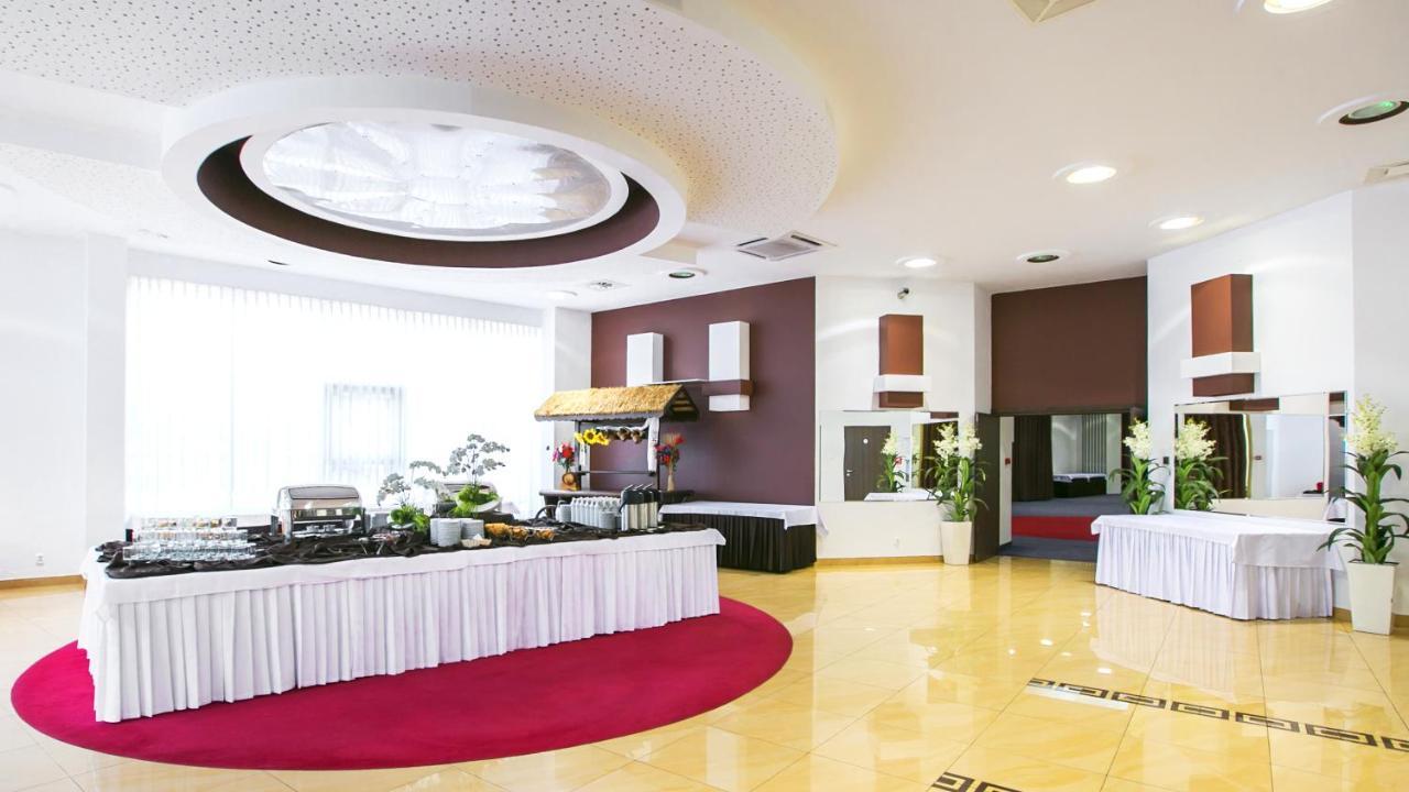 Hotel Unibus Bielsk Podlaski Exteriör bild