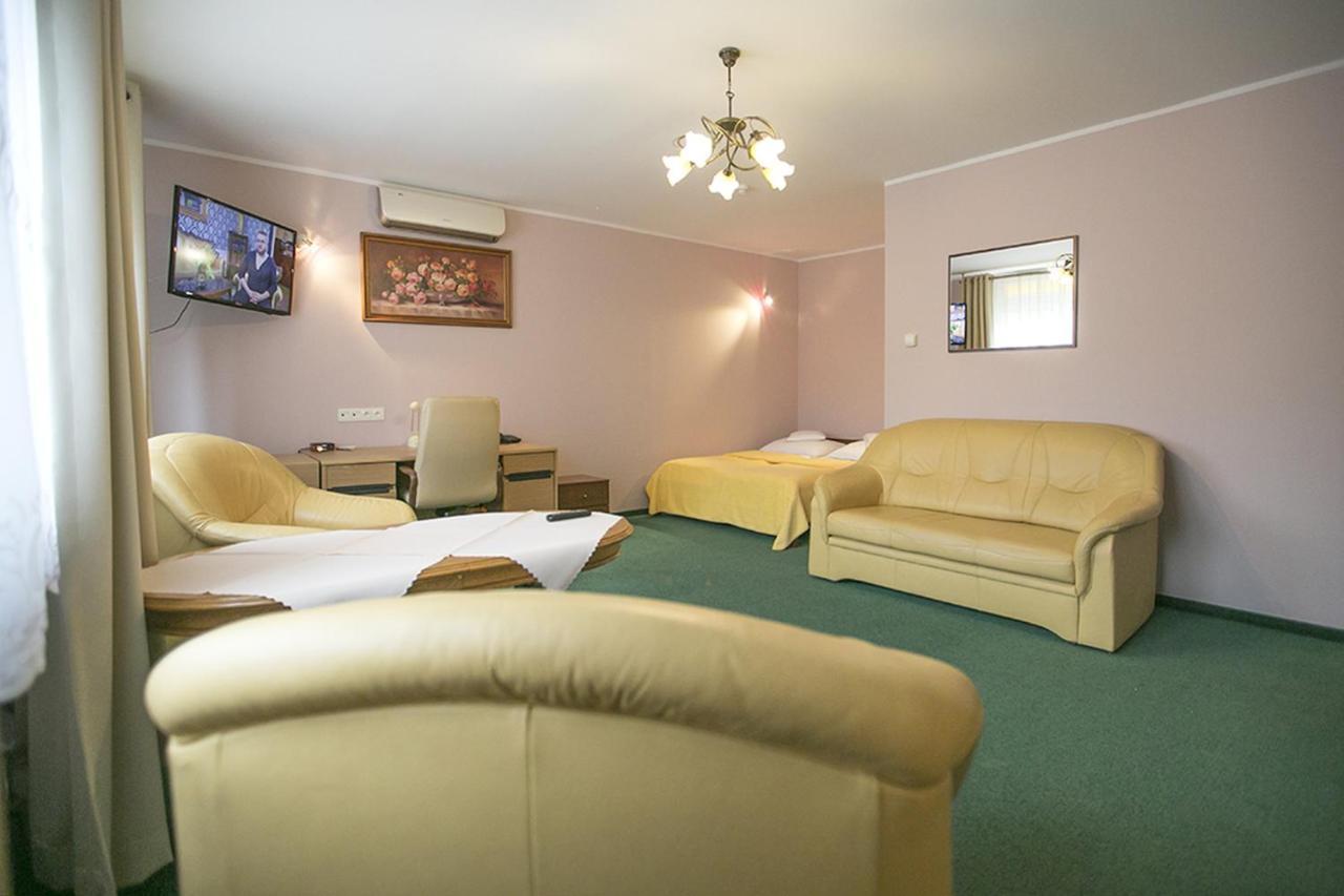 Hotel Unibus Bielsk Podlaski Exteriör bild