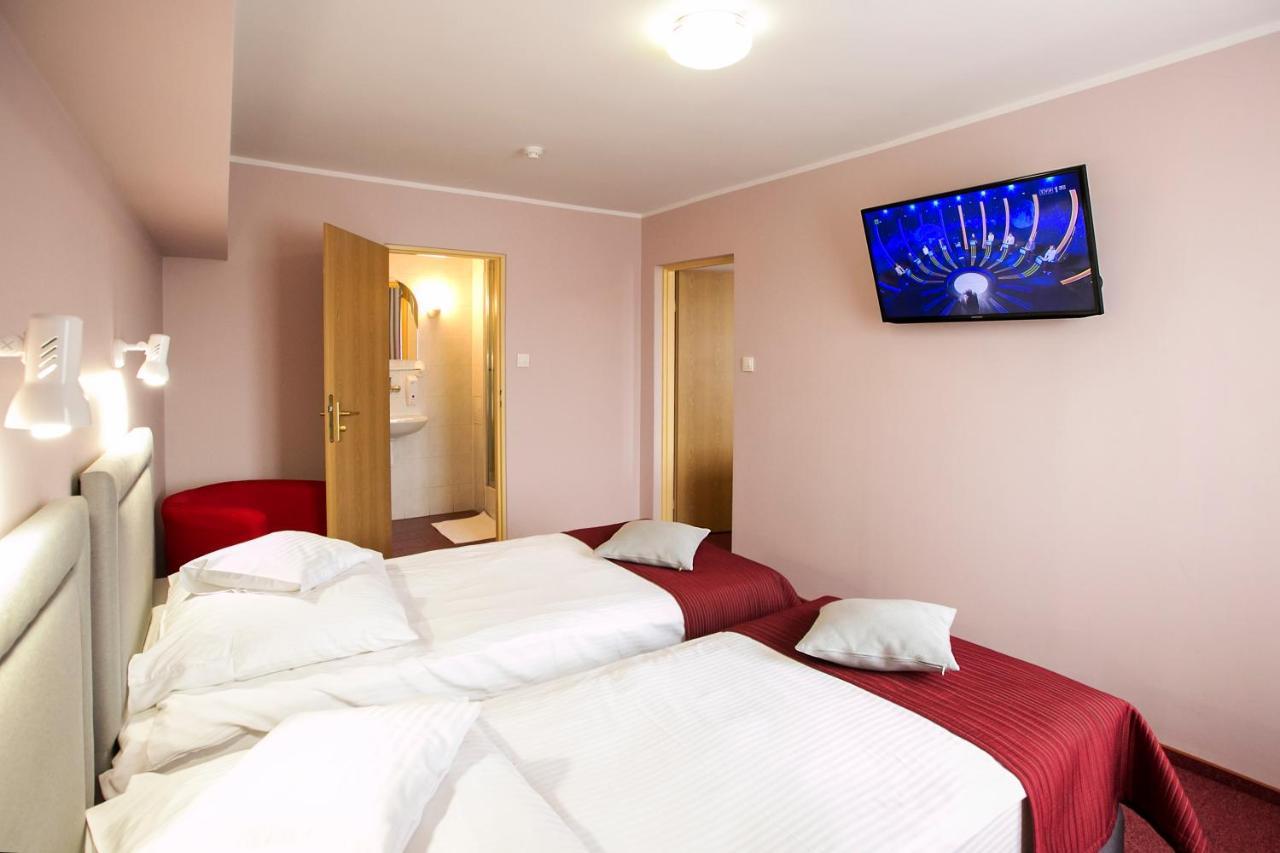 Hotel Unibus Bielsk Podlaski Exteriör bild